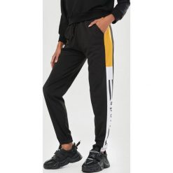 Czarno-Żółte Spodnie Mezesha. Czarne spodnie damskie Born2be, s, bez wzorów, z tkaniny. Za 79,99 zł.