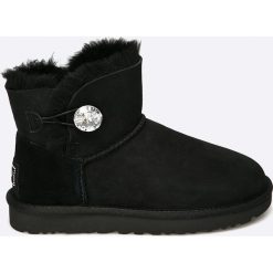 UGG - Botki Bailey Button. Czarne botki damskie na obcasie marki Ugg, ze skóry, z okrągłym noskiem. Za 999,90 zł.