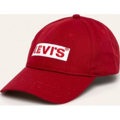 Levi's - Czapka. Czerwone czapki damskie Levi's®, z aplikacjami, z bawełny. Za 89,90 zł.
