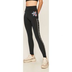 Desigual Sport - Legginsy. Czarne spodnie damskie Desigual Sport, s, z aplikacjami, z elastanu. Za 299,90 zł.