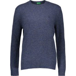Sweter w kolorze niebieskim. Niebieskie swetry klasyczne męskie marki Benetton, m, z wełny, z okrągłym kołnierzem. W wyprzedaży za 79,95 zł.