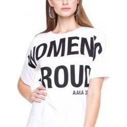 Oversizowy t-shirt z napisem AK PROUD. Białe t-shirty damskie ANETA KRĘGLICKA X L'AF, s, z aplikacjami, z elastanu, eleganckie, bez kołnierzyka. W wyprzedaży za 99,00 zł.