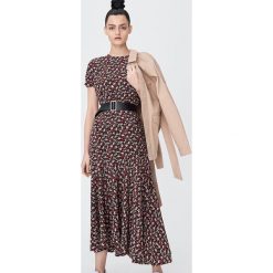 Sukienka midi z falbaną - Czarny. Czarne sukienki damskie Sinsay, s, bez wzorów, bez kołnierzyka, bez rękawów, midi. W wyprzedaży za 46,99 zł.