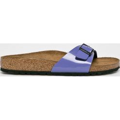 Birkenstock - Klapki Madrid. Fioletowe klapki damskie Birkenstock, bez wzorów, ze skóry, bez obcasa, na płaskiej podeszwie. W wyprzedaży za 199,90 zł.