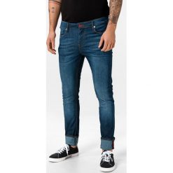 Guess Chris Dżinsy Niebieski. Niebieskie jeansy męskie Guess, z aplikacjami. Za 395,95 zł.