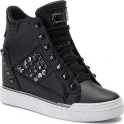 Sneakersy GUESS - Feelix FL7FEE ELE12 BLACK. Czarne półbuty damskie Guess, z aplikacjami, ze skóry ekologicznej, bez obcasa, na obcasie, bez zapięcia. Za 649,00 zł.