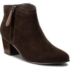 Botki CLARKS - Maypearl Alice 261282024 Dark Brown Suede. Brązowe botki damskie na obcasie Clarks, z materiału. W wyprzedaży za 309,00 zł.