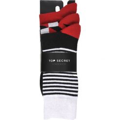 3 PACK SKARPETKI WE WZÓR. Czerwone skarpetki męskie Top Secret, w paski. W wyprzedaży za 14,99 zł.
