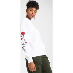 Bluzy damskie: NAKD ROSE SLEEVE EMBROIDERY SWEATER Bluza white