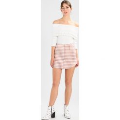 Fashion Union OFF SHOULDER DOUBLE FRILL WITH FRILL EDGE Sweter white. Białe bez kategorii marki Fashion Union, z poliesteru. W wyprzedaży za 125,10 zł.