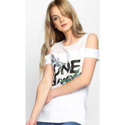 Biała Bluzka Modern Day. Białe bluzki damskie marki Born2be, m, z nadrukiem. Za 49,99 zł.