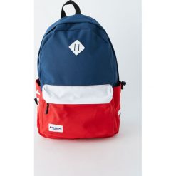 Plecak z czerwono-niebieskimi panelami. Czerwone plecaki męskie Pull&Bear, bez wzorów. Za 99,90 zł.