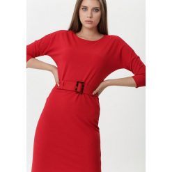Czerwona Sukienka Gwen. Czerwone sukienki damskie Born2be, s, bez wzorów, z dzianiny, eleganckie, z okrągłym kołnierzem, bez rękawów. Za 89,99 zł.