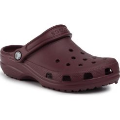 Klapki CROCS - Classic Rommy Fit 10001 Burgundy. Czerwone klapki damskie Crocs, bez wzorów, z tworzywa sztucznego, bez obcasa. Za 159,00 zł.