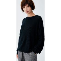 Sweter wykonany ściegiem perełkowym. Czarne swetry damskie marki Pull&Bear, bez wzorów, bez rękawów, bez kaptura. Za 69,90 zł.