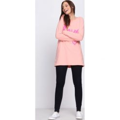 Różowa Bluzka Live Dream. Różowe bluzki damskie z długim rękawem marki Born2be, xl, z nadrukiem, z okrągłym kołnierzem. Za 24,99 zł.