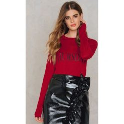 NA-KD Sweter z dzianiny Weekday - Red. Czerwone swetry damskie NA-KD, z nadrukiem, z wiskozy, z długim rękawem, długie, bez kaptura. W wyprzedaży za 60,88 zł.
