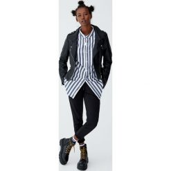 Kurtka w stylu biker. Czarne kurtki damskie Pull&Bear, bez wzorów, bez kaptura. Za 199,00 zł.