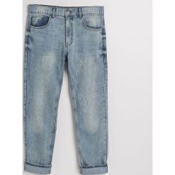 Jeansy regular fit z recyclingu - Niebieski. Niebieskie jeansy męskie marki Reserved. W wyprzedaży za 39,99 zł.