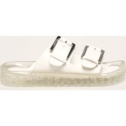 Calvin Klein - Klapki. Czarne klapki damskie Calvin Klein, bez wzorów, z gumy, bez obcasa, na obcasie. Za 569,90 zł.