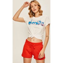 Diadora - T-shirt. Białe bluzki damskie Diadora, s, z nadrukiem, z bawełny, casualowe, z okrągłym kołnierzem, z krótkim rękawem. W wyprzedaży za 69,90 zł.