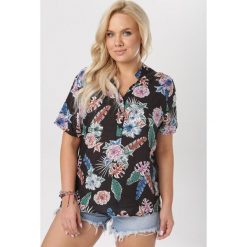 Czarna Bluzka Loresura. Czarne koszule damskie Born2be, xl, bez wzorów, bez kołnierzyka, bez rękawów. W wyprzedaży za 29,99 zł.