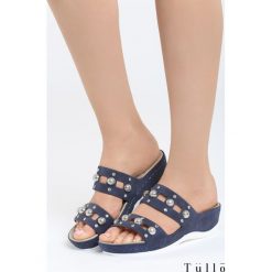 Granatowe Klapki Sun-Kissed. Niebieskie klapki damskie Born2be, z materiału, na koturnie. Za 79,99 zł.