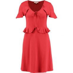 Sukienka w kolorze czerwonym. Czerwone sukienki damskie Kiomi, Mint & Berry, Youturn, bez wzorów, bez kołnierzyka, bez rękawów, midi, rozkloszowane. W wyprzedaży za 77,95 zł.