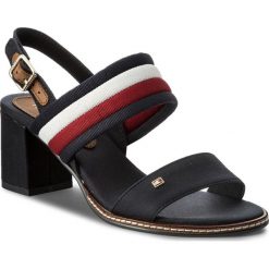 Sandały TOMMY HILFIGER - Casual Mid Heel Sandal FW0FW02428 Rwb 020. Niebieskie klapki damskie TOMMY HILFIGER, bez wzorów, ze skóry ekologicznej, bez obcasa, na obcasie. W wyprzedaży za 309,00 zł.