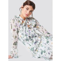 NA-KD Boho Sukienka z falbankami i wiązaniem - White,Multicolor. Białe sukienki damskie marki NA-KD Boho, w paski, z tkaniny, boho, z falbankami, bez rękawów. W wyprzedaży za 101,47 zł.