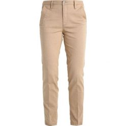 GStar BRONSON MID SKINNY CHINO Chinosy rinsed pressed. Brązowe chinosy damskie G-Star, z bawełny. W wyprzedaży za 321,30 zł.