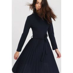 Granatowa Sukienka For You. Niebieskie sukienki damskie other, bez wzorów, z okrągłym kołnierzem, z długim rękawem, długie, midi, plisowane. Za 89,99 zł.