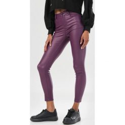 Fioletowe Spodnie Skinny Shelara. Fioletowe spodnie damskie Born2be, bez wzorów. Za 109,99 zł.