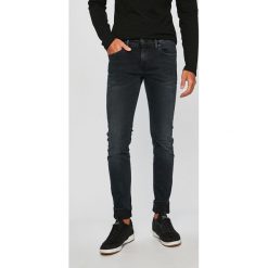 Pepe Jeans - Jeansy. Szare jeansy męskie Pepe Jeans, z aplikacjami, z obniżonym stanem. W wyprzedaży za 299,90 zł.