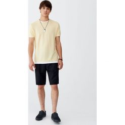 Gładkie bermudy tailoring. Czarne szorty damskie Pull&Bear, bez wzorów. Za 69,90 zł.