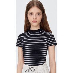 Bluzka z dekoltem turtleneck - Czarny. Czarne bluzki damskie Sinsay, s, bez wzorów, bez kołnierzyka, bez rękawów. W wyprzedaży za 25,99 zł.