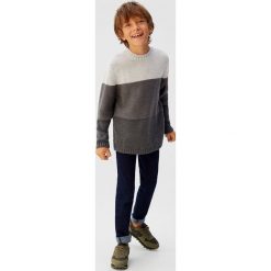 Mango Kids - Sweter dziecięcy Grade 110-164 cm. Szare swetry chłopięce Mango Kids, bez wzorów, z dzianiny, z okrągłym kołnierzem. Za 99,90 zł.