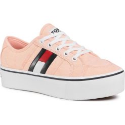Tenisówki TOMMY JEANS - Flatform Flag Sneaker EN0EN00944 Sweet Peach TKE. Różowe półbuty damskie Tommy Jeans, bez wzorów, z jeansu, bez zapięcia. Za 399,00 zł.