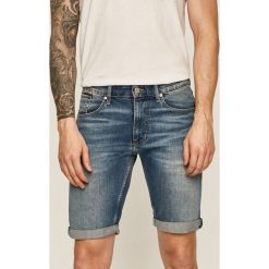 Tommy Jeans - Szorty jeansowe. Niebieskie spodenki i szorty męskie Tommy Jeans, bez wzorów, z elastanu, casualowe. W wyprzedaży za 239,90 zł.