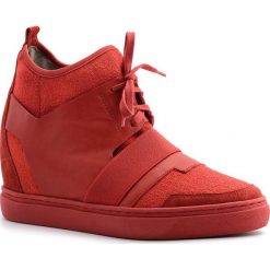 Czerwone sportowe sneakersy socks ze skórzanymi wstawkami 22D. Czerwone koturny damskie Neścior, z jeansu. W wyprzedaży za 179,00 zł.
