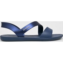 Ipanema - Sandały. Niebieskie klapki damskie Ipanema, bez wzorów, z gumy, bez obcasa, na obcasie. W wyprzedaży za 99,90 zł.