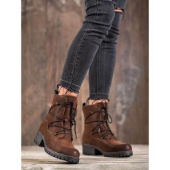 Sportowe workery. Workery damskie KYLIE, z zamszu, sportowe, bez obcasa, bez zapięcia. Za 133,90 zł.