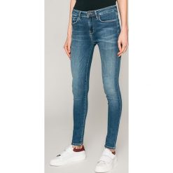 Tommy Hilfiger - Jeansy Como. Niebieskie rurki damskie TOMMY HILFIGER, z elastanu. W wyprzedaży za 359,90 zł.