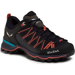Trekkingi SALEWA - Ws Mtn Trainer Lite 61364-3993 Premium Navy/Fluo Coral. Czarne trapery damskie Salewa, z tworzywa sztucznego, sportowe, bez obcasa, bez zapięcia. W wyprzedaży za 519,00 zł.