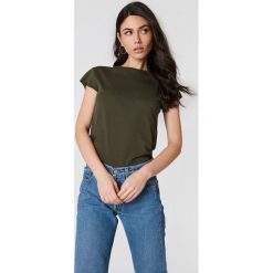 NA-KD Basic T-shirt z surowym wykończeniem - Green. Zielone t-shirty damskie marki NA-KD Basic, bez wzorów, z dżerseju, z okrągłym kołnierzem. W wyprzedaży za 21,18 zł.