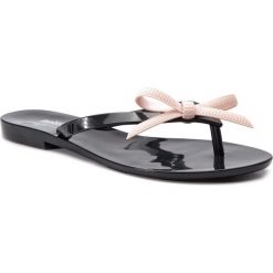 Japonki MELISSA - Harmonic + Jason Wu V 32626 Black/Pink 51421. Czarne klapki damskie Melissa, z aplikacjami, z tworzywa sztucznego, bez obcasa, na obcasie. W wyprzedaży za 209,00 zł.