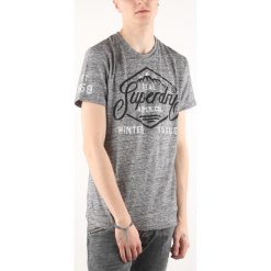 SuperDry Koszulka Szary. Szare podkoszulki męskie Superdry, l, z haftami, z bawełny, bez kołnierzyka, z krótkim rękawem, krótkie. Za 107,95 zł.