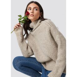 Dilara x NA-KD Sweter z golfem - Beige. Brązowe swetry oversize damskie Dilara x NA-KD, z długim rękawem. Za 161,95 zł.