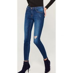 Jeansy super skinny - Niebieski. Niebieskie rurki damskie marki Mohito. W wyprzedaży za 39,99 zł.