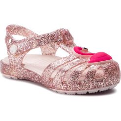 Sandały CROCS - Isabella Charm Sandal K 205535 Blush. Różowe sandały dziewczęce Crocs, z tworzywa sztucznego, bez zapięcia. W wyprzedaży za 129,00 zł.